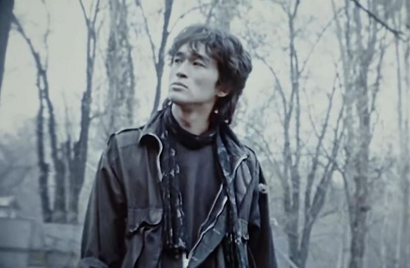 Поклонники Цоя собрались у памятной стены на Арбате почтить его память