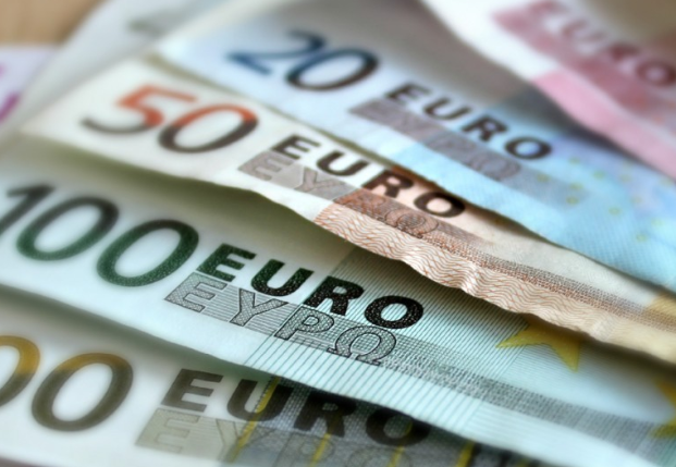 Курс евро опустился ниже 102 рублей