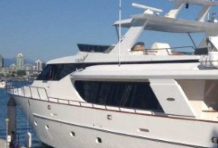 У причала на Крестовском острове в Петербурге загорелась моторная яхта