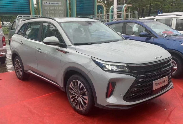 В Россию привезли бюджетный семейный кроссовер Dongfeng Fengon 580 за 3 млн рублей