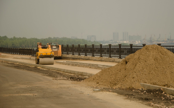 В Новосибирской области асфальтоукладчик насмерть раздавил рабочего