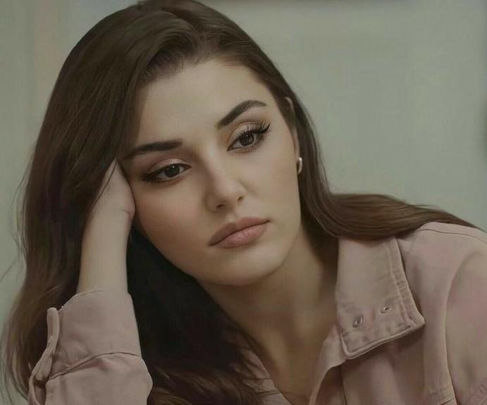 Звезда сериала «Постучись в мою дверь» Ханде Эрчел появилась на публике с бойфрендом