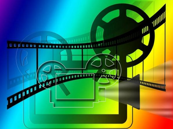 Режиссёр Батулла пришёл на вручение приза фестиваля "Короче" с коробкой на голове