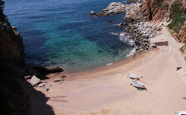 В Испании нудисты массово жалуются на одетых отдыхающих