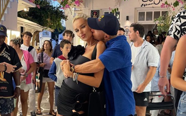 Певица Ханна в Париже вышла на балкон с обнаженной грудью