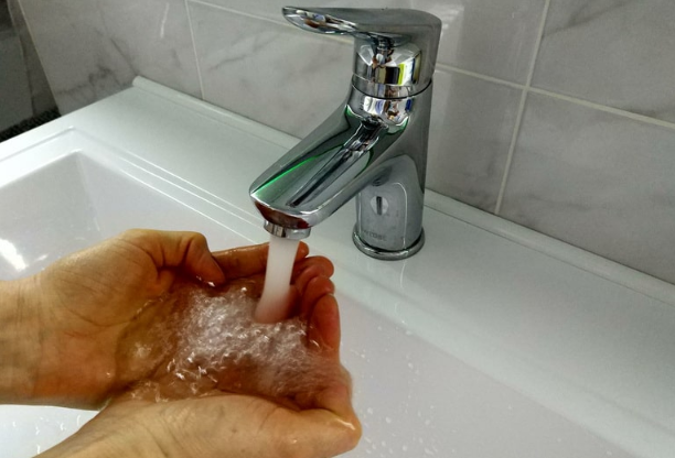 В Канаде турист попал в больницу с кровавым кашлем после того, как выпил воду из крана