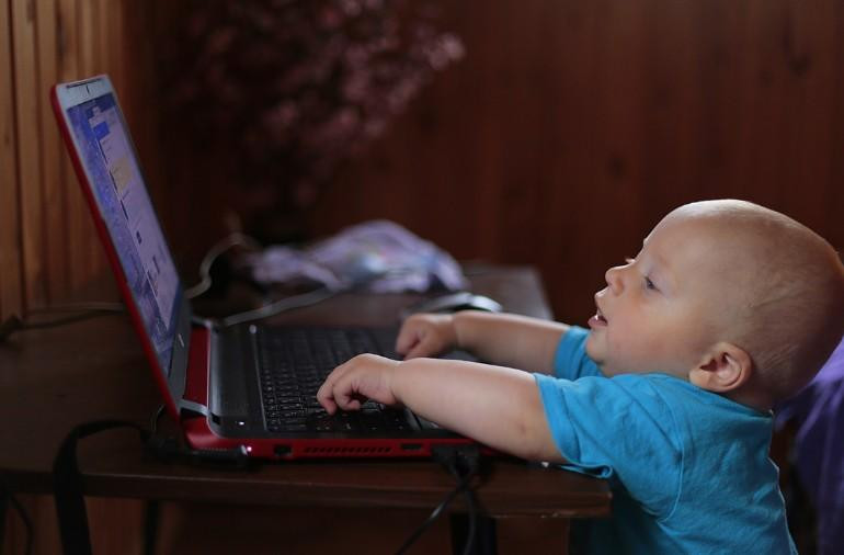 Ученые из Японии доказали, что гаджеты тормозят развитие детей