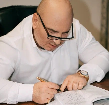 О роли Александра Коржакова в создании романа «Золотые пилигримы» рассказал автор 