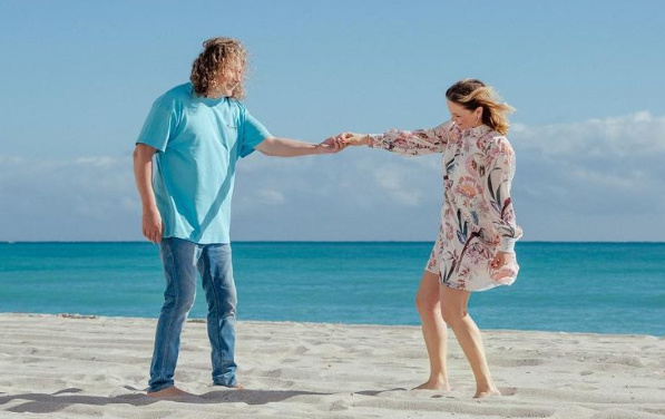 Юлия Проскурякова засветилась в постели с другим мужчиной в шелковом халатике