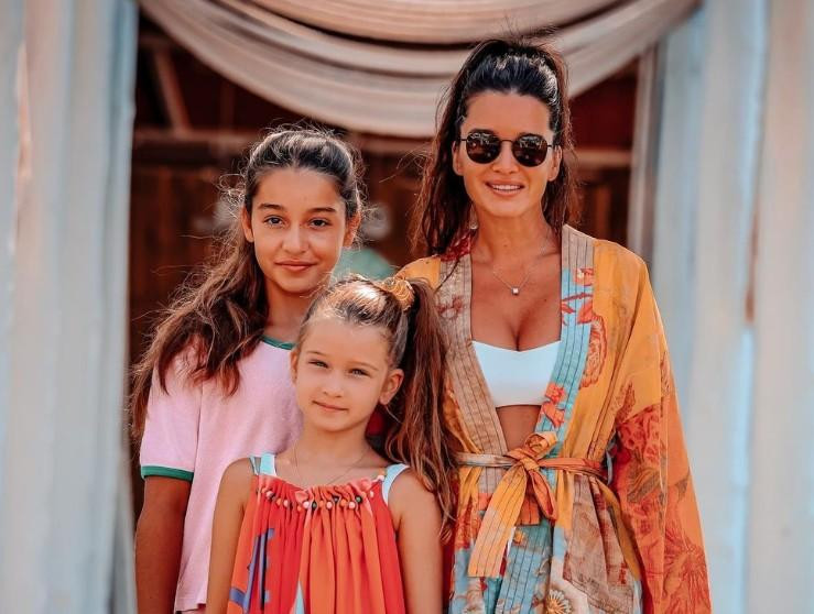 Ксения Бородина рассказала, что школьная форма для дочерей обошлась ей в 110 тысяч рублей