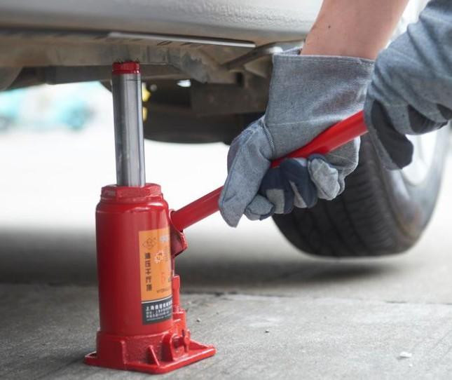 В Тюмени мужчину придавило автобусом насмерть из-за неисправного домкрата