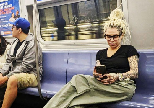 News.ru назвали уехавших звезд, которым дорога в Россию закрыта