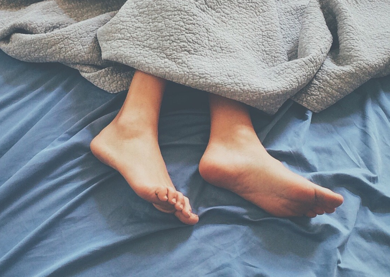 Врач Хухрев объяснил причины ночного дискомфорта в ногах