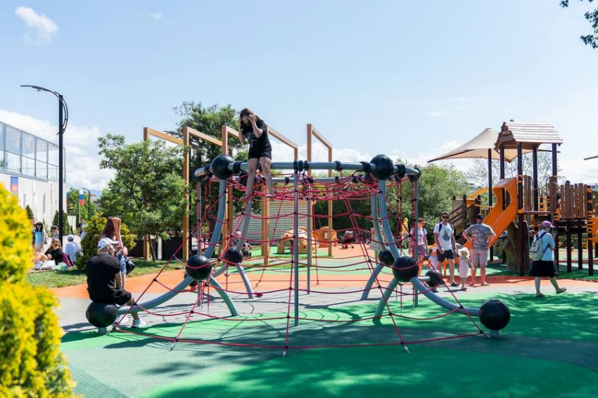 Мэр Копайгородский: «Этим летом на сочинских пляжах стало на несколько десятков больше детских и спортплощадок» 