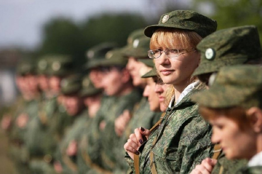 Власти ответили, могут ли женщины РФ служить по контракту