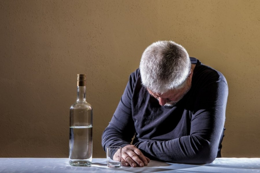 Врач РФ Умнов рассказал, что литр водки в час может отправить человека на тот свет