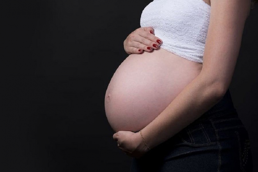 Не знавшая о своей беременности женщина приняла схватки за расстройство желудка