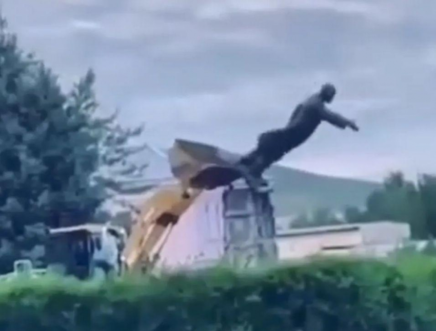 В Казахстане случайно снесли памятник Ленину