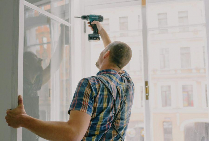 Строительный эксперт Васильев рекомендовал утеплить пластиковые окна теплосберегающей пленкой