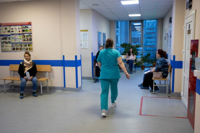 Сотрудники больницы Екатеринбурга пожаловались на сокращение выплат