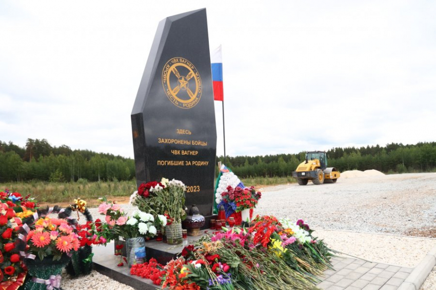 На кладбище ЧВК «Вагнер» привезли фуру памятников