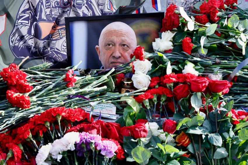 «МК»: в Петербурге устроили запутанный спектакль с похоронами Пригожина