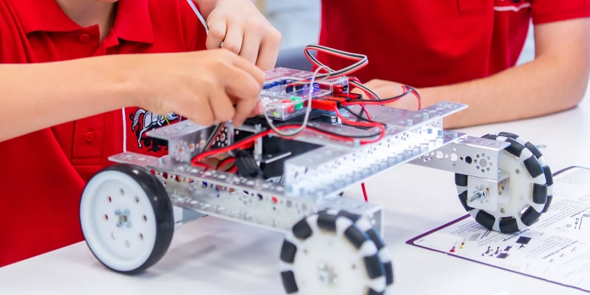 Наставников юных инженеров приглашают на курсы «Академия робототехники» 