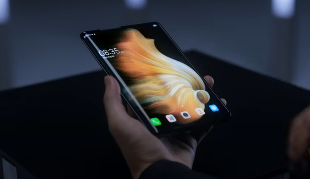 Tecno показала концепт своего первого смартфона со сворачивающимся экраном