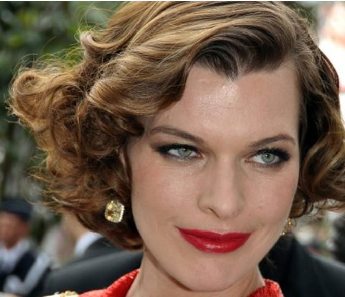 Миллу Йовович заметили на фестивале в Венеции в шёлковом одеянии с голой спиной