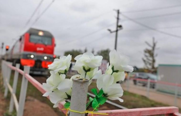 В Подмосковье электропоезд налетел на автомобиль с женщиной, смертельно травмировав её