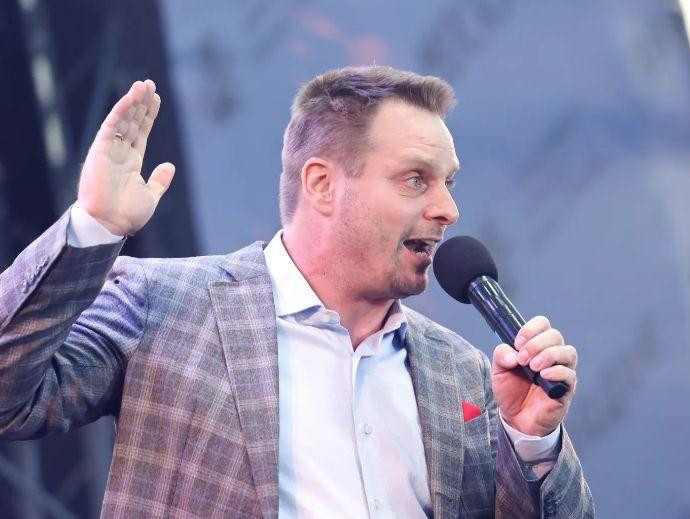 Считавшийся бесплодным Александр Носик назвал дочь Валерией