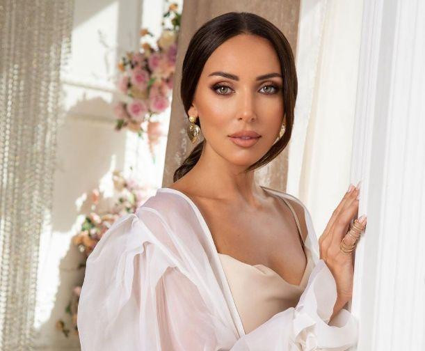 Алсу в мерцающем мини и кожаных лосинах появилась на концерте в честь Дня города Москвы