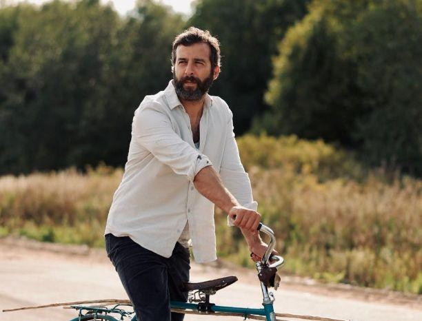 Иван Ургант сбрил бороду и помолодел на 15 лет во время поездки в Санкт-Петербург