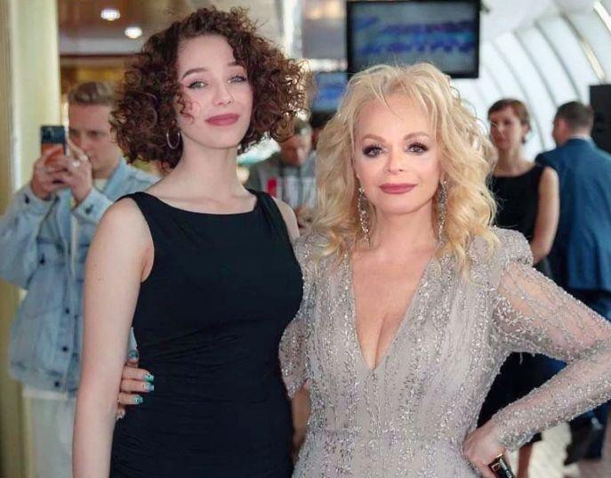 Лариса Долина рассказала дочери Юлии Началовой, как ее мама «сама подорвала свое здоровье»