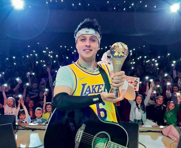 Певец Хабиб посвятил Вале Карнавал свой хит «Ягода малинка»