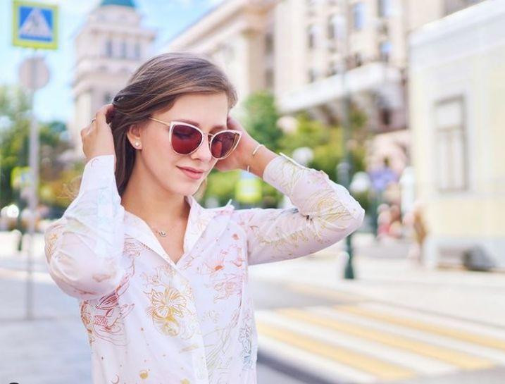 Лиза Арзамасова после пластики носа появилась на премьере продолжения «Папиных дочек»