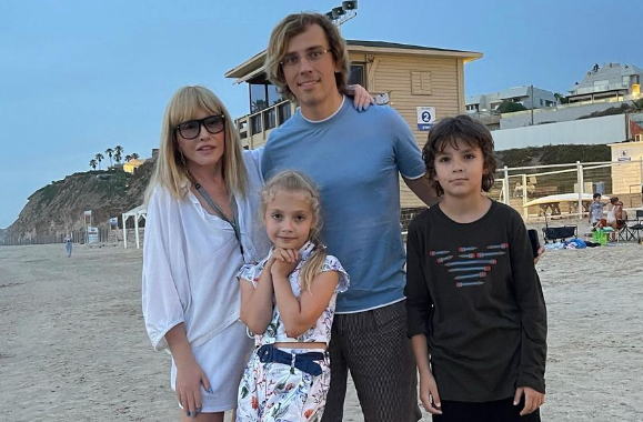 Маленькую дочь Аллы Пугачевой Лизу превратили во взрослую тетку