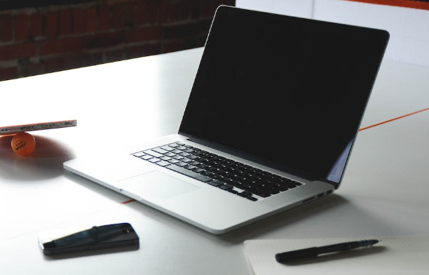 Импорт ноутбуков на рынок России в 2023 году сократился почти вдвое