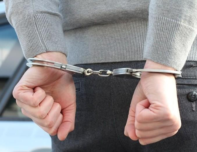 В магазине Самары камеры зафиксировали похитителя 16 банок тушёнки