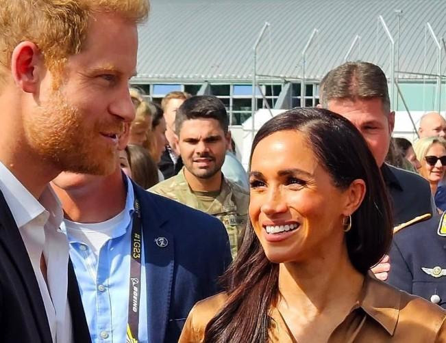 Меган Маркл предстала в платье-бюстье малахитового цвета на закрытии «Игр непокоренных» в Дюссельдорфе