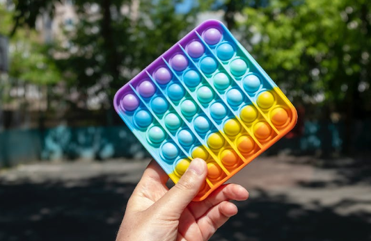 В Челябинске офтальмолог спасла глаз ребенку, который сделал себе линзу из поп-ита