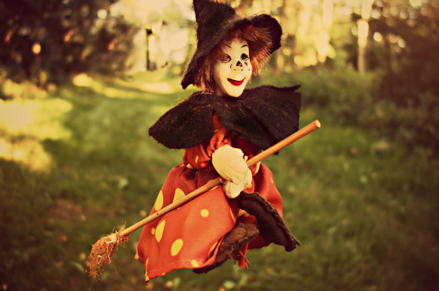 В Новосибирске женщина с метлой прогнала мать с ребенком с детской площадки