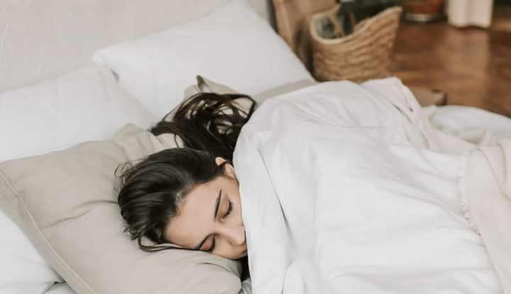 Сомнолог Роман Бузунов назвал дефицит железа причиной беспокойного сна