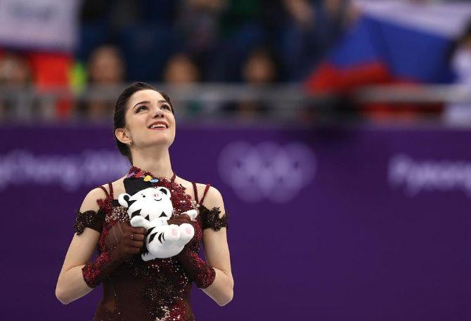 Фигуристки Медведева и Туктамышева сделали совместное фото в купальниках