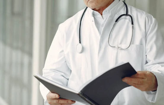 Гастроэнтеролог Харитонов развеял миф о том, что еда может повредить желудок