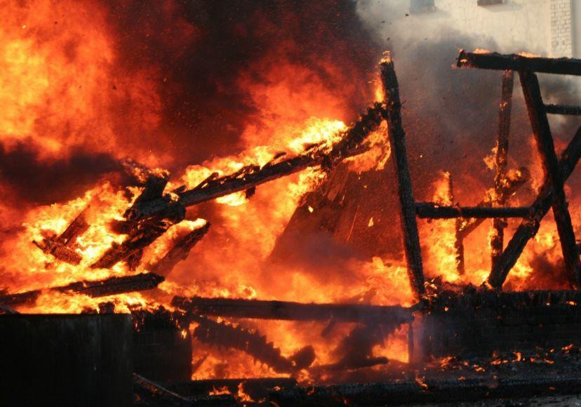 В селе Хутрах в Дагестане горят около 20 строений