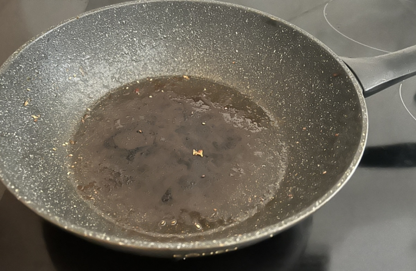 Без жира и нагара: топ-3 копеечных способа быстро очистить сковороду