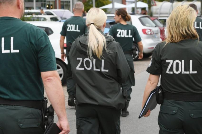 В Германии у россиянки отобрали авто и оставили ее на дороге с четырьмя собаками