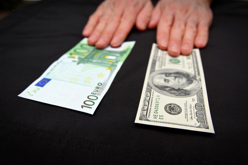 Доллар может завершить восьмую неделю подряд в плюсе