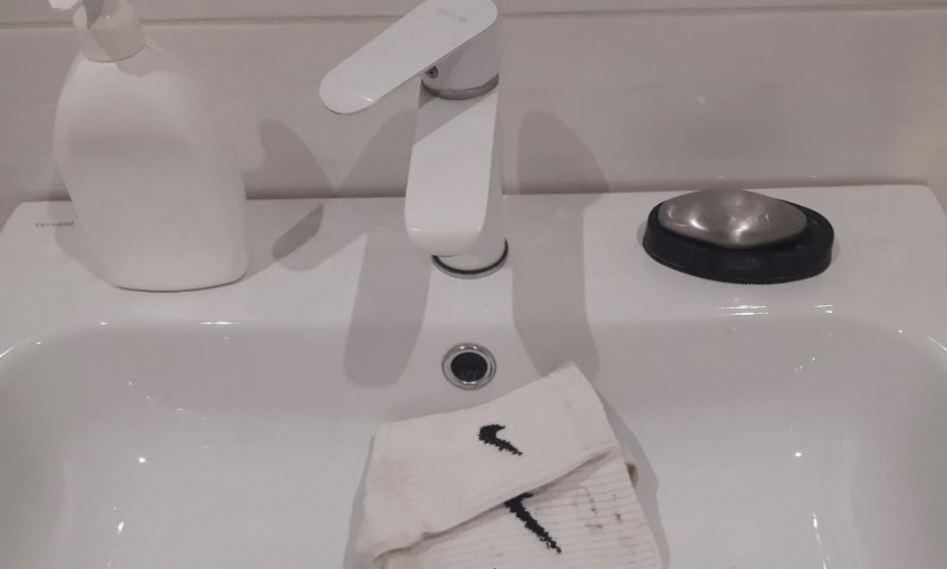 Как вернуть чистоту белым носкам без стиральной машины: секретный способ